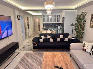 Smart TV - Spacious 3-bedroom apartment with AC, WiFi in fabulous Istanbul (Istanbul)