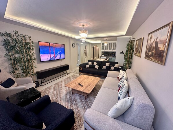 Smart TV - Spacious 3-bedroom apartment with AC, WiFi in fabulous Istanbul (Istanbul)