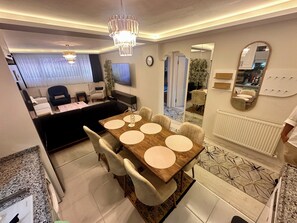 Dining - Spacious 3-bedroom apartment with AC, WiFi in fabulous Istanbul (Istanbul)