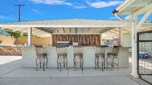 Terrace/patio - Charming 3-bedroom house in Pleasant Apple Valley with AC, WiFi (Apple Valley)