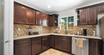 Charming 3-bedroom house in Pleasant Apple Valley with AC, WiFi