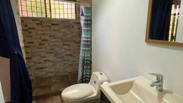 Douche, serviettes fournies, savon, papier toilette