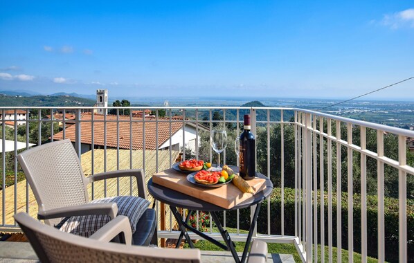 Outdoor dining - 4 bedroom gorgeous home in Massarosa (Massarosa)