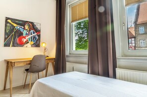 4 bedrooms, iron/ironing board, WiFi, bed sheets