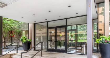 Cozy 1-bedroom condo in delightful Minneapolis with AC, WiFi, fitness room