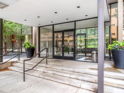 Cozy 1-bedroom condo in delightful Minneapolis with AC, WiFi, fitness room