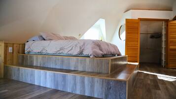 4 bedrooms, iron/ironing board, free WiFi, bed sheets