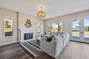 TV connectée, cheminée, écrans d'ordinateur