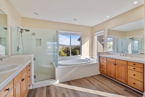 Towels, soap, toilet paper - Luxurious Redesigned Home in a Prestigious Neighborhood (San Diego)