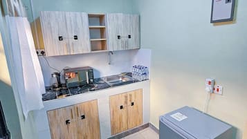 Refrigerador, microondas, tetera eléctrica y utensilios de cocina