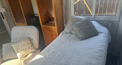 Tiny space living Cozy studio in lovely Fresno with AC, WiFi
