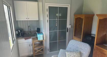 Tiny space living Cozy studio in lovely Fresno with AC, WiFi