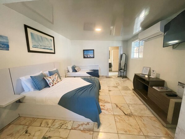 1 chambre, coffre-fort, fer et planche à repasser, lit de bébé portatif