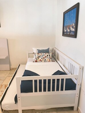 1 chambre, coffre-fort, fer et planche à repasser, lit de bébé portatif