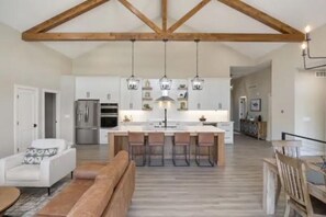 Smart TV, chimenea y libros 
