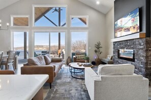 TV connectée, cheminée, livres