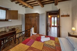 6 habitaciones, tabla de planchar con plancha, wifi y ropa de cama