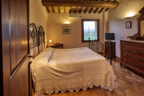 6 camere, una scrivania, ferro/asse da stiro, Wi-Fi