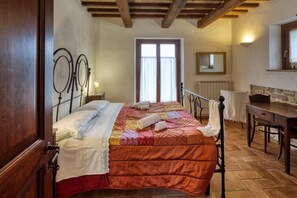 6 quartos, ferros/tábuas de passar roupa, Wi-Fi, roupa de cama