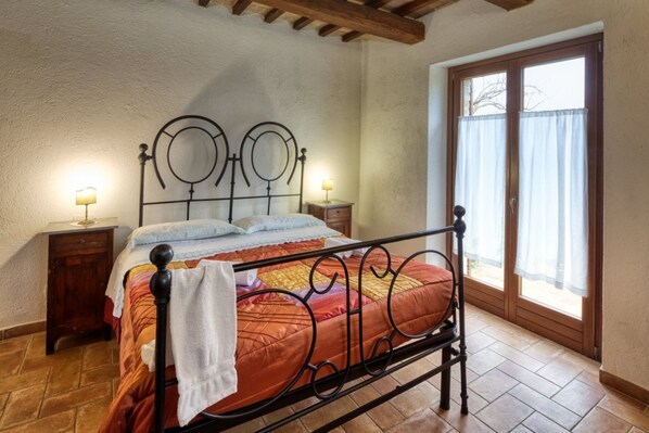 6 bedrooms, desk, iron/ironing board, WiFi