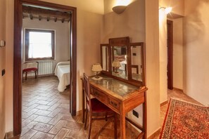 6 Schlafzimmer, Schreibtisch, Bügeleisen/Bügelbrett, Reisekinderbett