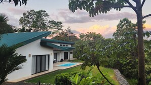 A modern house with a swimming pool, surrounded by lush greenery and trees. - Spacious 3 bed, 3 bath home with breathtaking Mountain and Valley views. (Platanillo)