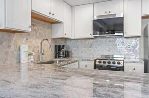 Fridge, microwave, oven, stovetop - Palace 1501/1503 (Myrtle Beach)