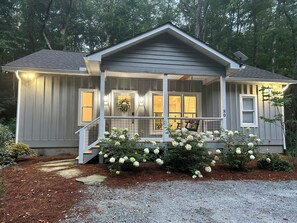 Exterior - Cozy Mountain Hideaway, Next to Hiking Trails & Waterfalls! (Highlands)