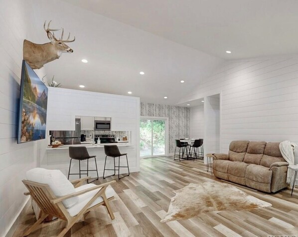 Smart TV, books - Cozy Mountain Hideaway, Next to Hiking Trails & Waterfalls! (Highlands)