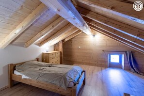 4 slaapkamers, een strijkplank/strijkijzer, reisbedje, gratis wifi