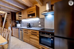 Een koelkast, een microgolfoven, een oven, een kookplaat