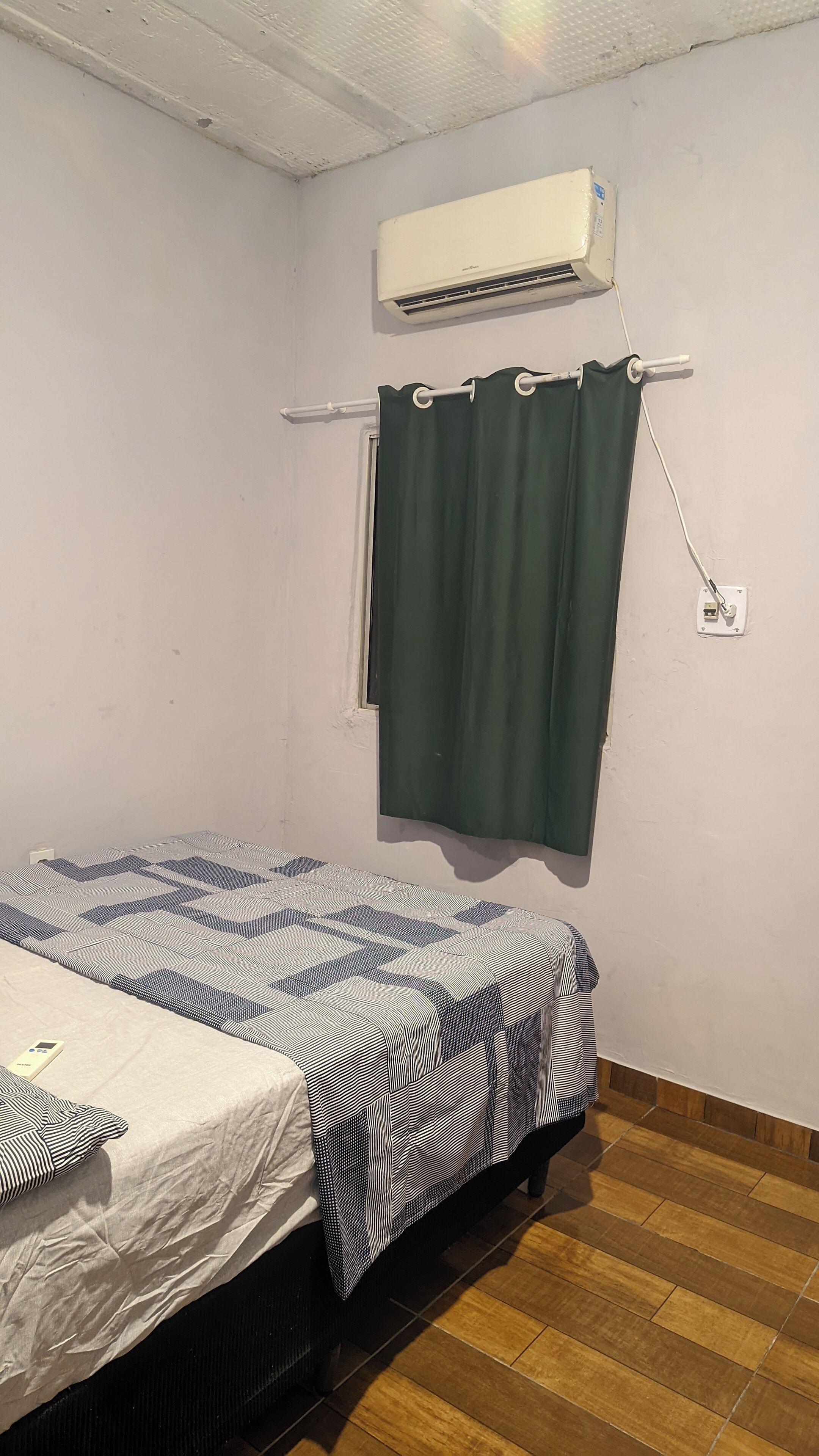 Economy-Doppel- oder -Zweibettzimmer, Stadtblick | Kostenloses WLAN, Bettwäsche