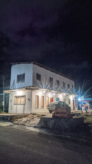 A two-story building with a flat roof and a balcony. - Le Girard Açaí & Pousada  (Salinópolis)