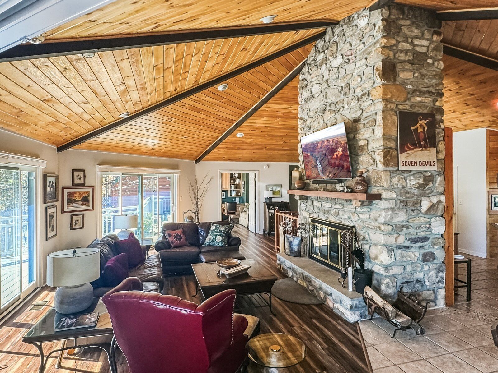 Televisie, een open haard en een kantoor