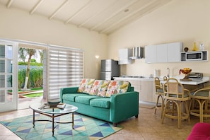 Smart TV, books - Homey Spacious 2-bedroom apartment -5 min drive to Eagle Beach & Palm Beach (Noord Aruba)