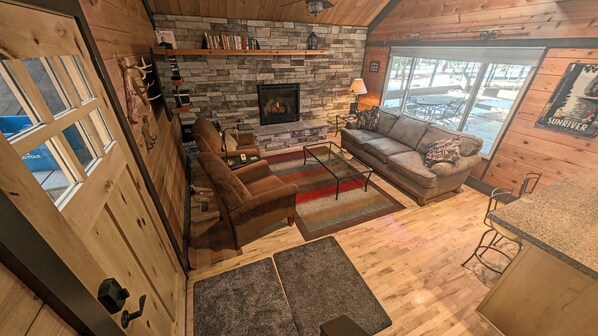 Smart TV, chimenea, reproductor de DVD, videoteca