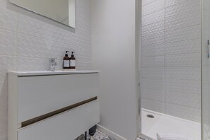 Shower, hair dryer, towels - Superb flat in beautiful Bordeaux stone for 2p (Bordeaux)