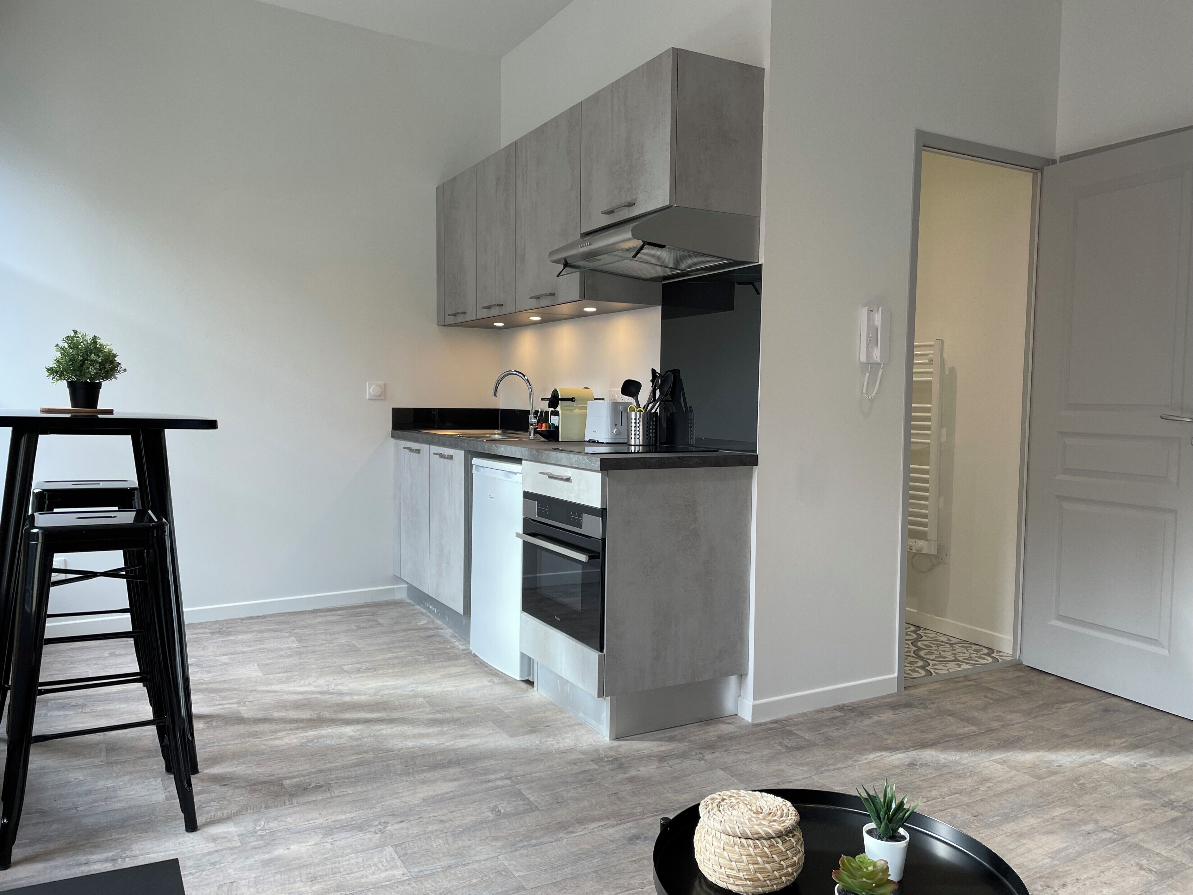 Fridge, microwave, oven, coffee/tea maker