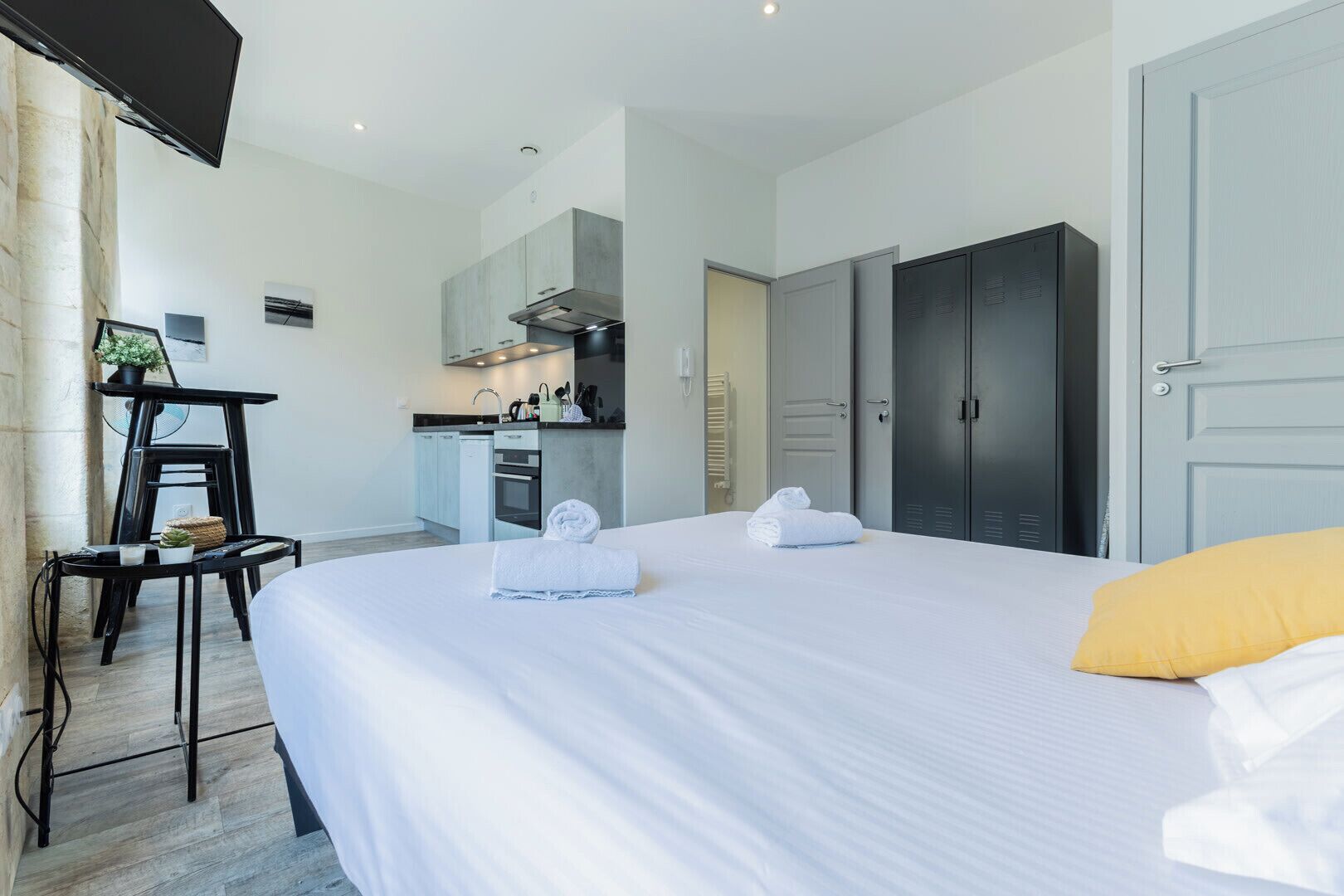 1 habitación, tabla de planchar con plancha, wifi y ropa de cama 