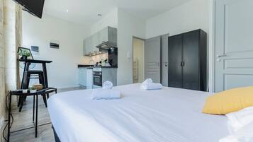 1 habitación, tabla de planchar con plancha, wifi y ropa de cama