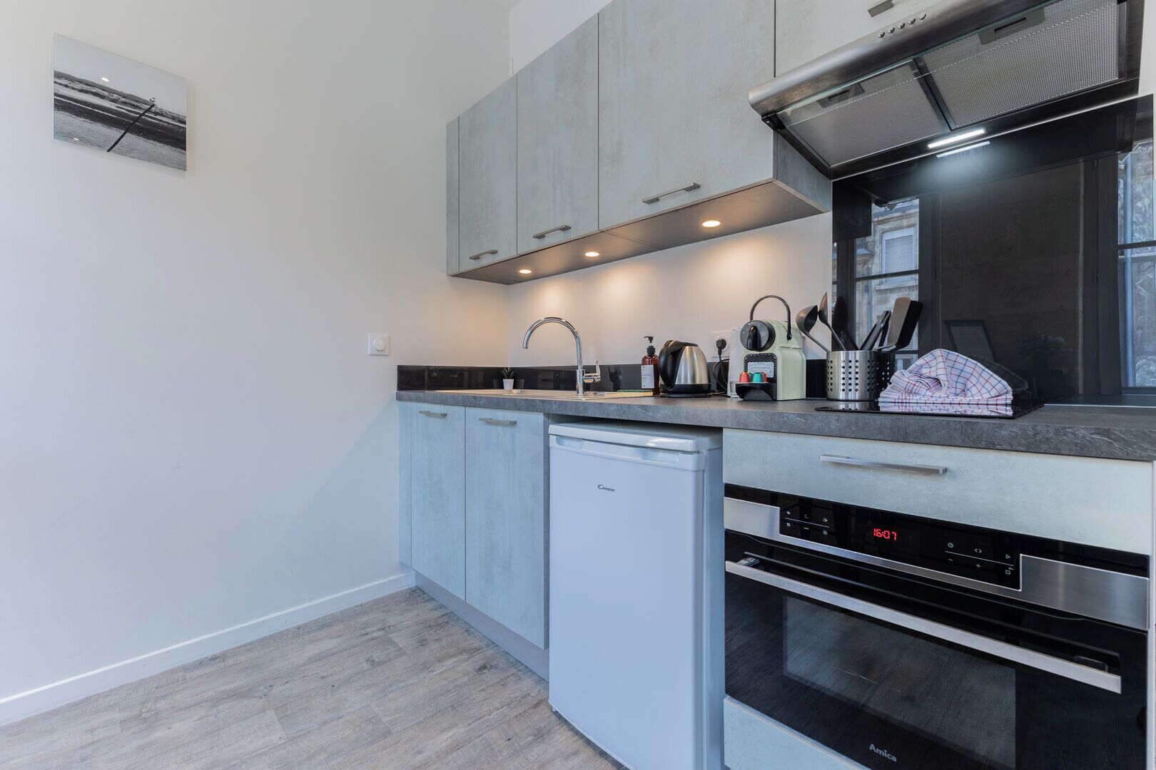 Coffee/tea maker, fridge, microwave, oven