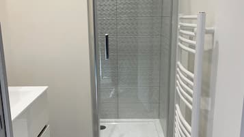 Een douche, een haardroger, handdoeken