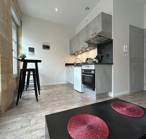 Réfrigérateur, four à micro-ondes, un four, cafetière-théière