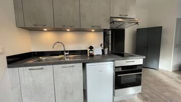 Fridge, microwave, oven, coffee/tea maker