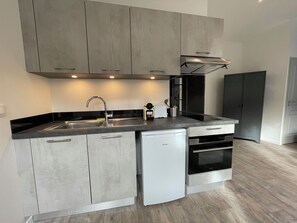 Fridge, microwave, oven, coffee/tea maker