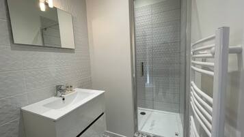 淋浴设施、吹风机、毛巾