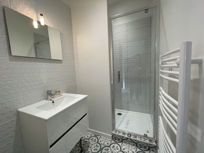 تجهيزات دش، مجففات شعر، مناشف