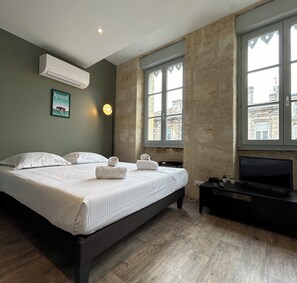 1 slaapkamer, een strijkplank/strijkijzer, wifi, beddengoed