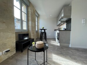 Een koelkast, een magnetron, een oven, een koffiezetapparaat/waterkoker