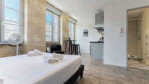 Room - Nice bright flat with Bordeaux stone for 2p (Bordeaux)